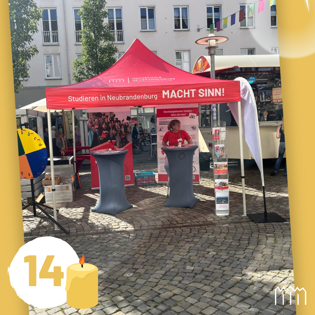 Türchen Vierzehn zeigt unseren Hochschulstand auf dem Vier-Tore-Fest. Das Fest fand vom 30. August bis zum 1. September statt.