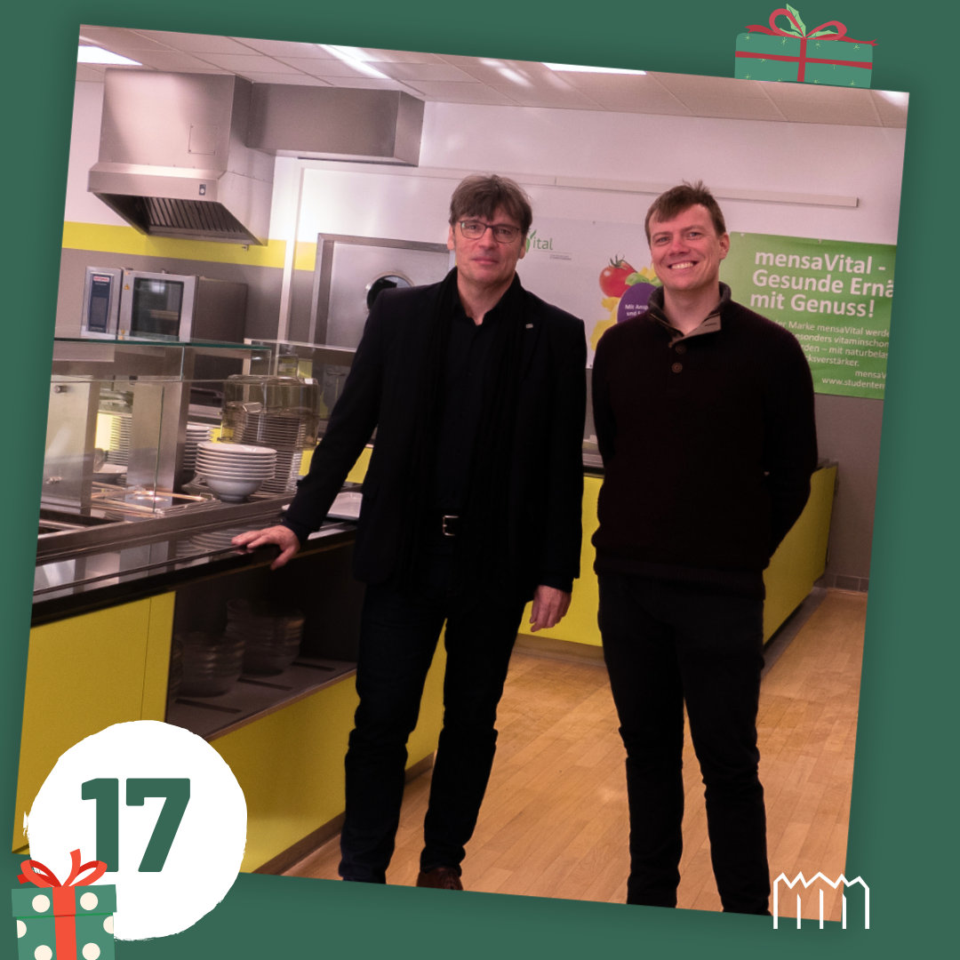 Auf dem Foto hinter Türchen Nummer Siebzehn sind Prof. Michale Harth und Christian Brechler zu sehen, die gemeinsam das Forschungsprojekt RegioVers initiiert haben. Sie stehen vor der Essenausgabe in der Mensa. Das Projekt befasst sich mit Gemeinschaftsverpflegung.