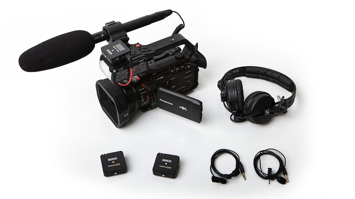 Kamera mit Richtmikrifon, zwei Ansteckmikrofone und Kopfhörer