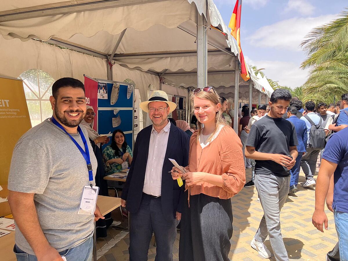 Auf dem Hauptcampus der GJU in Jordanien stellten sich die verschiedenen Fachbereiche der Partneruniversität vor – eine tolle Gelegenheit, um mit Studierenden und Kolleg*innen in Kontakt zu treten.