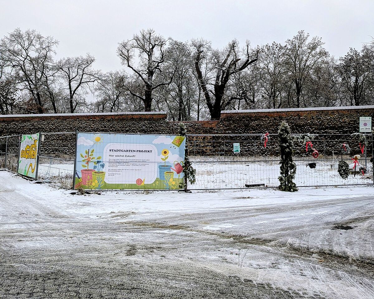 Zu sehen ist ein eingezäuntes Grundstück in der Neubrandenburger Innenstadt, welches für ein urbanes Gartenprojekt und als Treffpunkt für Anwohnerinnen und Anwohner genutzt werden sollte. Inzwischen wurde die Fläche jedoch verkauft und wird voraussichtlich ab Herbst 2026 anderweitig genutzt.