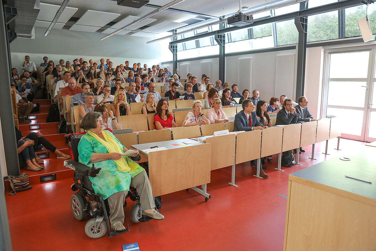 Rund 100 Interessierte aus Landkreisen, Kommunen, Verbänden und Unternehmen trafen sich anlässlich der zweiten Regionalkonferenz in der Hochschule Neubrandenburg.