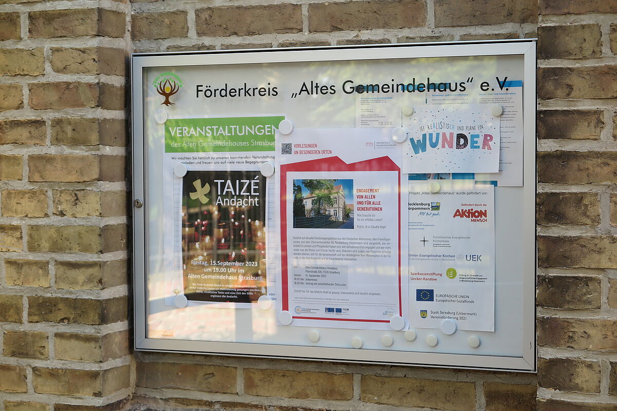 Schaukasten des Förderkreis Altes Gemeindehaus mit Plakat zur Vorlesung am besonderen Ort