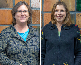 Zwei Frauen lächeln freundlich in die Kamera. Im Hintergrund sind braune Mosaikplatten zu erkennen.