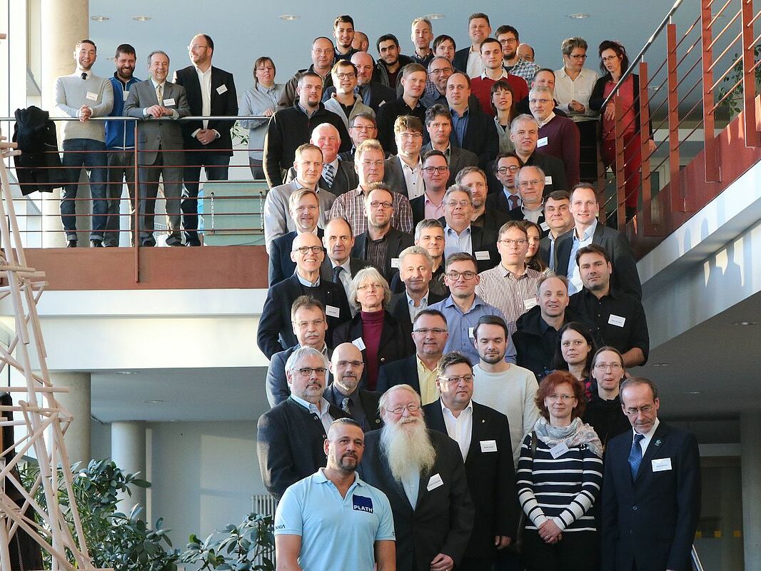 Gruppenfoto mit ehemaligen Studierden, Festgäste, Professorinnen und Professoren, Mitarbeiterinnen und Mitarbeiter