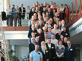 Gruppenfoto mit ehemaligen Studierden, Festgäste, Professorinnen und Professoren, Mitarbeiterinnen und Mitarbeiter