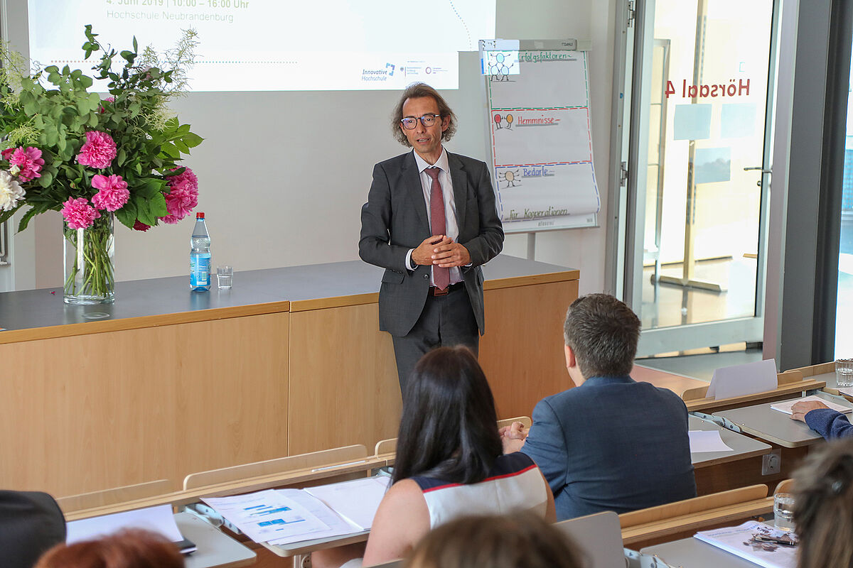 Rektor der Hochschule, Prof. Dr. Gerd Teschke, bei der Eröffnung der zweiten Regionalkonferenz der Hochschule Neubrandenburg.