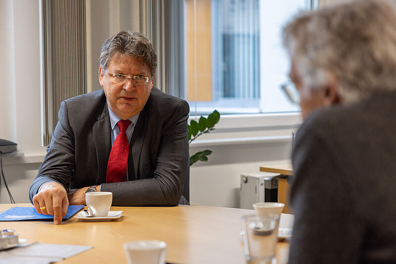 Minister Reinhard Meyer übergibt Fördergelder für Dorfmoderator*innen