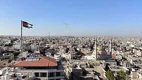 Ein Blick in die Weite – Die Aussicht über Madaba, unweit vom Campus der GJU.