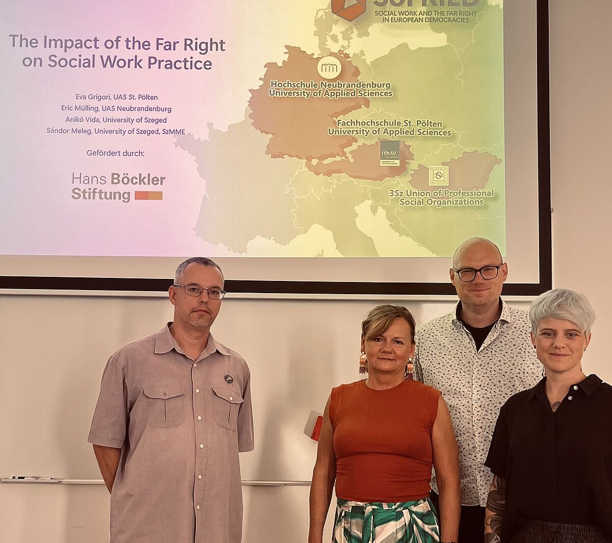 Das Foto zeigt Mitglieder des SoFRiED-Teams auf der internationalen Konferenz in Dubrovnik im Jahr 2025. (Von links nach rechts: Sándor Meleg, Dr. Anikó Vida, Dr. Eric Mülling und Eva Grigori)