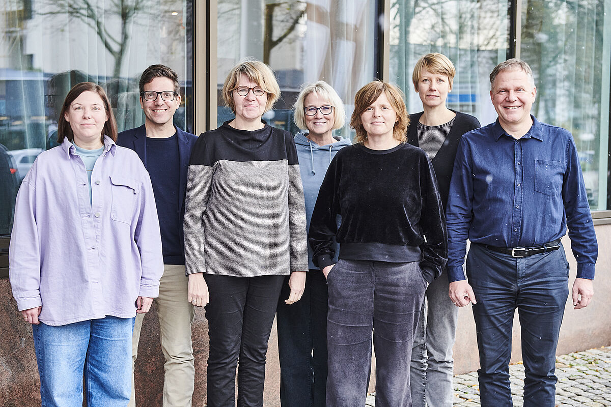 Auf dem Foto sind die sieben Vorsitzenden der DGSA zu sehen. Darunter Professorin Doktorin Miriam Burzlaff und Professorin Doktorin Claudia Steckelberg aus der Hochschule Neubrandenburg.