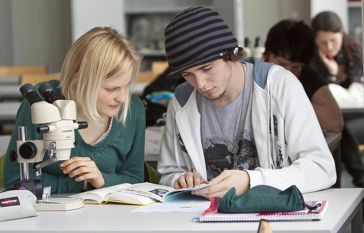 Studierende beim Mikroskopieren