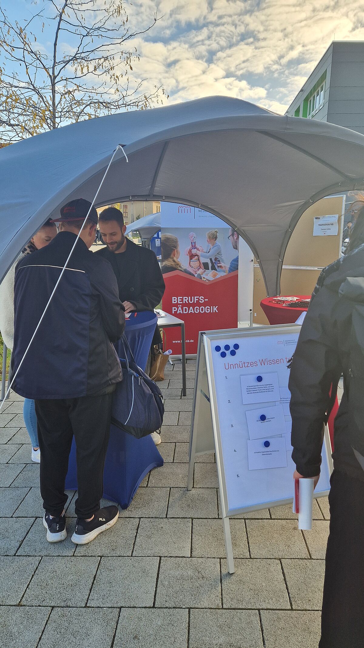 Studierende der Hochschule Neubrandenburg beraten Interessierte Schüler*innen der GeSoTec Neubrandenburg