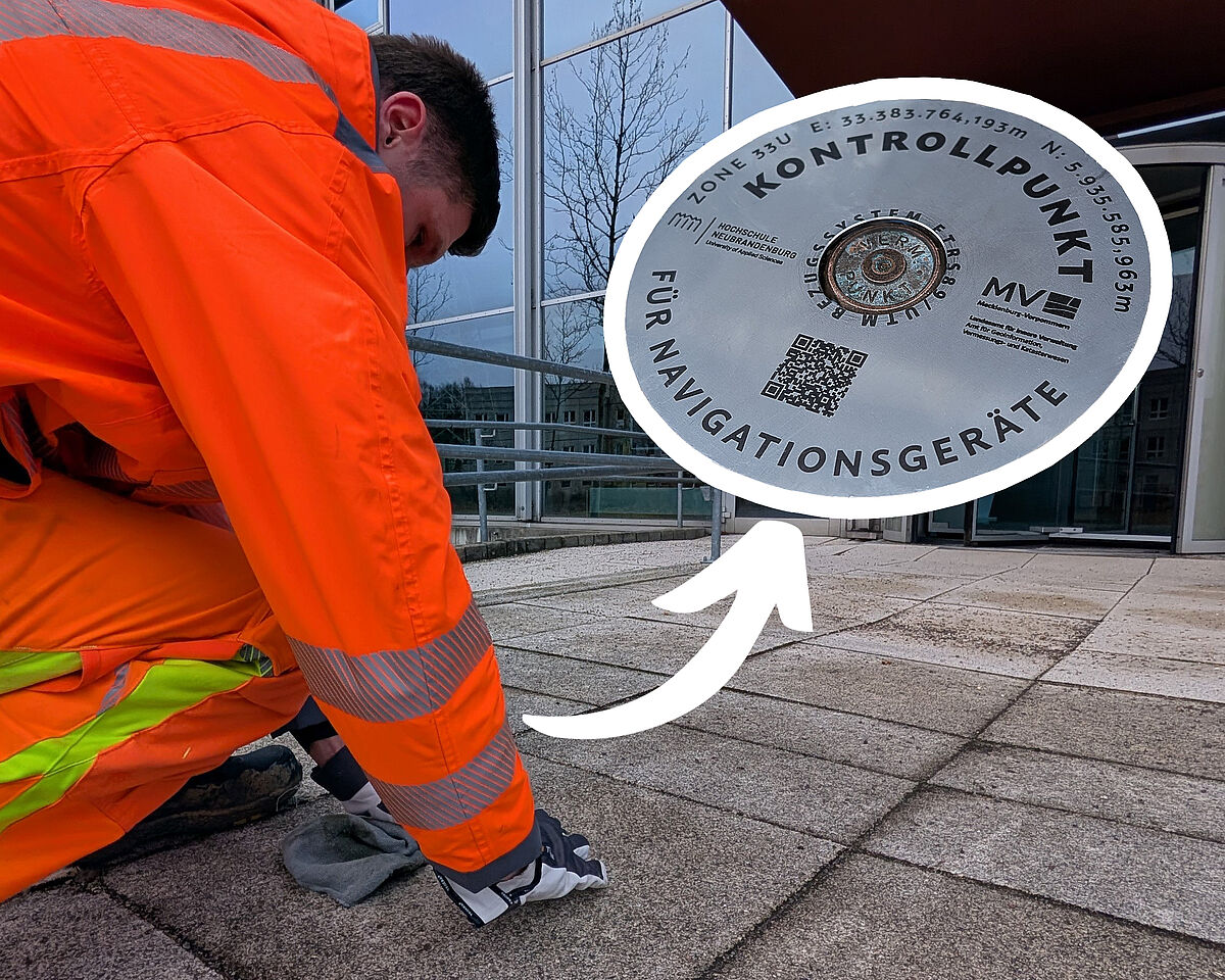 Ein Mann in neonorangenem Anzug und Schutzhandschuhen kniet über grauen Bodenplatten vor einer gläsernen Hausfassade. Er lässt eine silberne Plakette mit der Aufschrift „Kontrollpunkt für Navigationsgeräte“ in den Boden ein.
