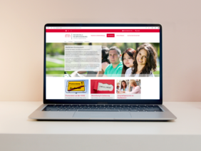 Zu sehen ist ein Laptop auf einem weißen Tisch vor beigem Hintergrund. Auf dem Laptop ist die Promotionsseite der Hochschule Neubrandenburg im Browser geöffnet.
