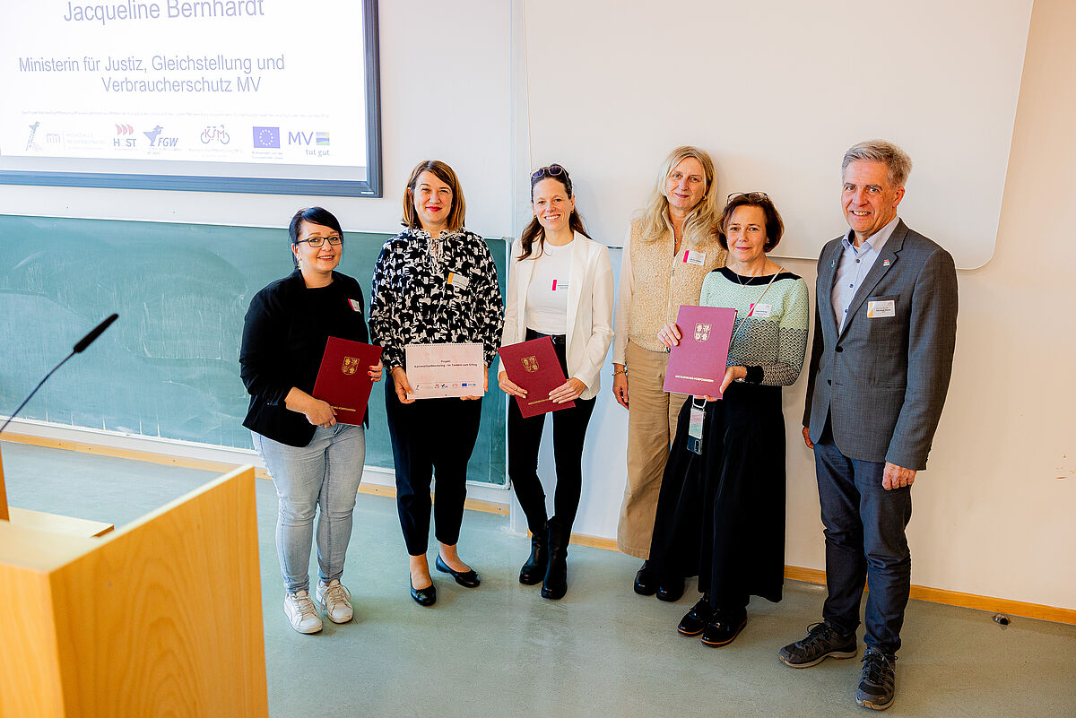 Übergabe des Zuwendungsbescheids durch die Ministerin Jacqueline Bernhardt