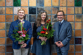 Drei Personen lächeln freundlich in die Kamera. Es handelt sich um den wiedergewählten Studentischen Prorektor und die wiedergewählte Prorektorin für Studium, Lehre, Weiterbildung und Evaluation sowie den Rektor der Hochschule Neubrandenburg.