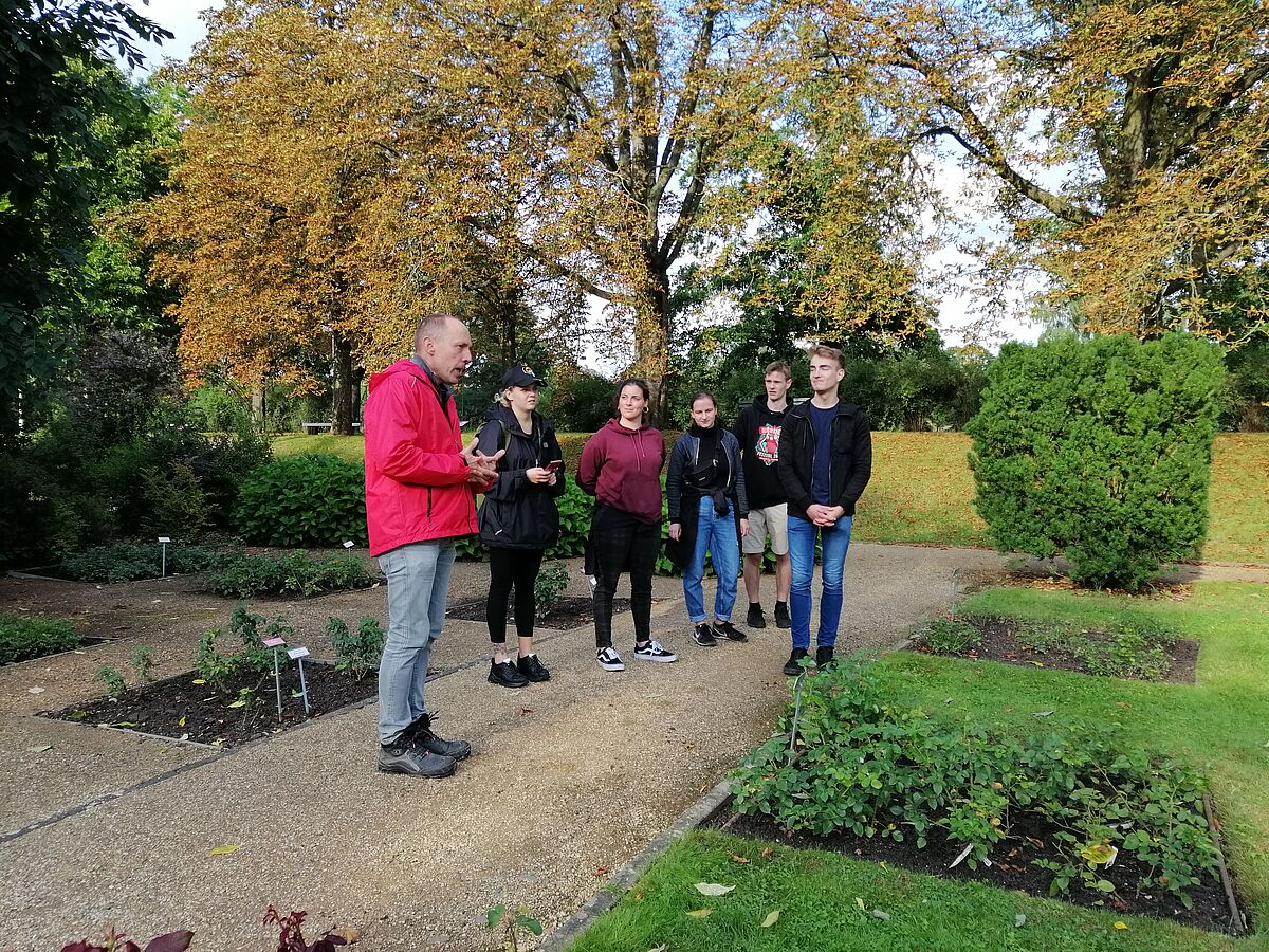 Führung im Rosengarten Forst