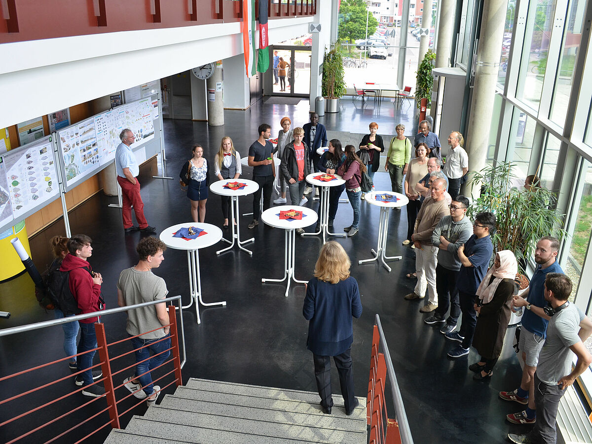 Prof. Mertens gives information on the background of the annual competition and the Landscape Forum of the LE:NOTRE Institute in the Lobby of the University of Applied Sciences in Neubrandenburg