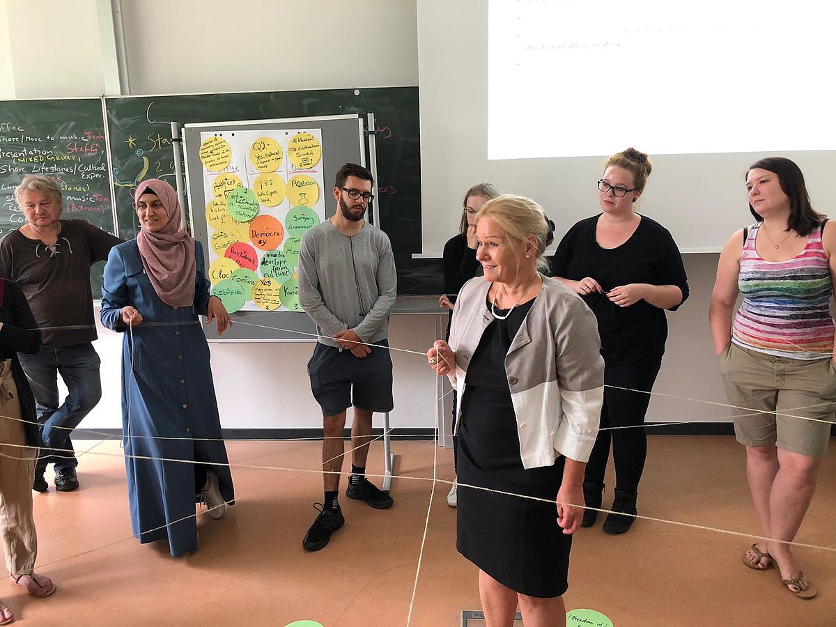 Prof.in Dr.in Steffi Kraehmer mit Studierenden der Sommerhochschule