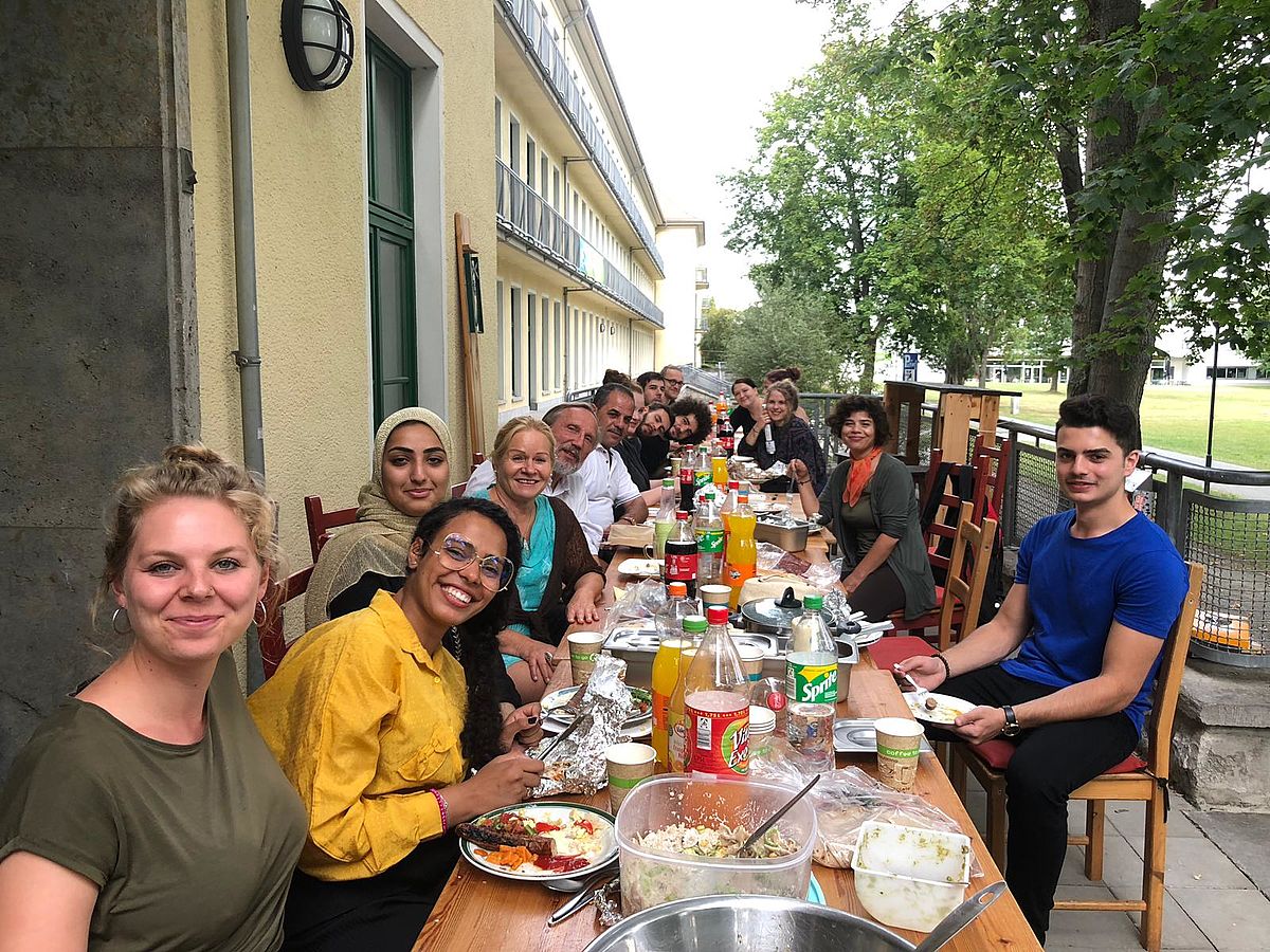 Prof.in Dr.in Steffi Kraehmer und Prof. Dr. Northoff beim gemeinsamen Essen mit Studierenden