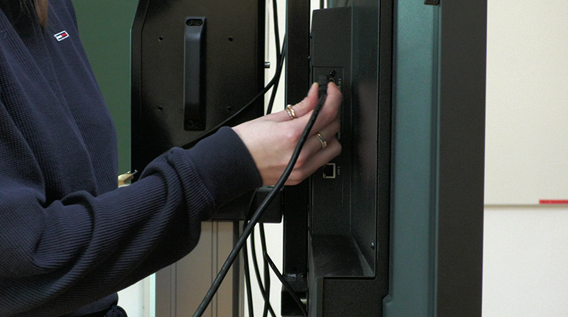HDMI-Kabel in den "HDMI IN 2" Anschluss am Multi-Touch-Display stecken. 
