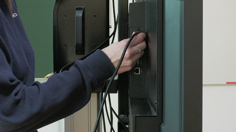 HDMI-Kabel vom Multi-Touch-Display trennen