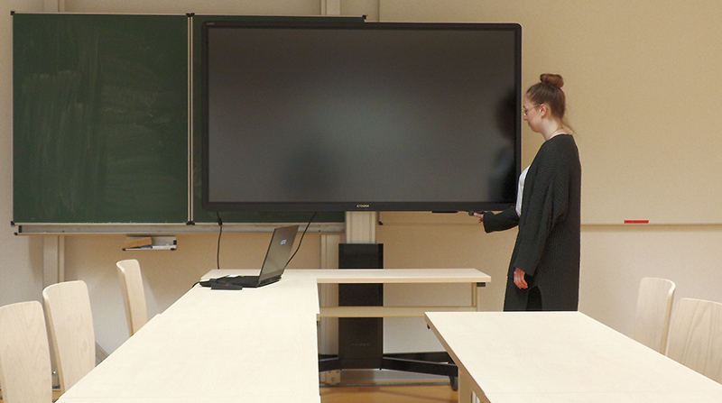 Das Multi-Touch-Display fährt nach unten.
