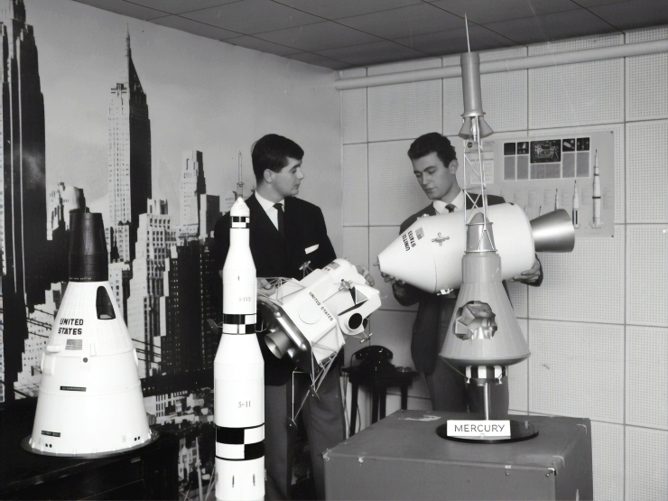 Altes Foto von Modelarbeiten am Mercury-Raumschiff