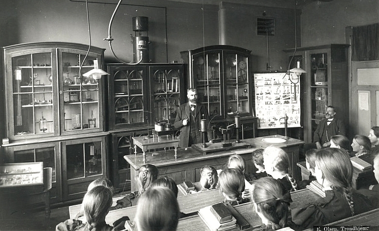 Klasse nimmt am naturwissenschaftlicher Unterricht in der Kalvskindet-Schule teil (ca. 1900)