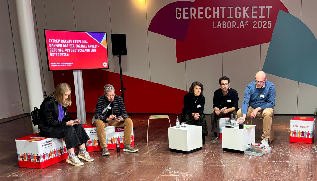 Prof.in Dr. Júlia Wéber, Christoph Omann und Dr. Eric Mülling (re) führen in die Studie SoFRiED in ihrem Panel bei der Tagung LABOR.A der Hans-Böckler-Stiftung ein, das Motto der Tagung war: Gerechtigkeit. Foto: privat.